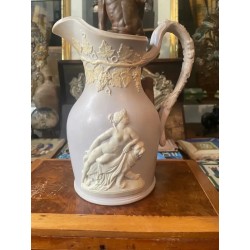 Jarra de Porcelana Victoriana con Relieve Clásico - Pieza de Colección Inglesa