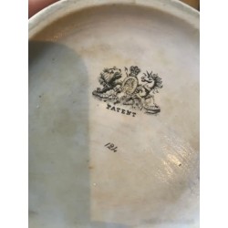 Jarra de Porcelana Victoriana con Relieve Clásico - Pieza de Colección Inglesa