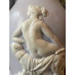 Jarra de Porcelana Victoriana con Relieve Clásico - Pieza de Colección Inglesa
