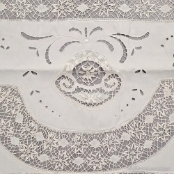 Colcha Artesanal de Hilo Marfil - Obra Maestra del Encaje de Bolillos