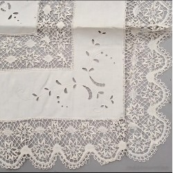 Colcha Artesanal de Hilo Marfil - Obra Maestra del Encaje de Bolillos