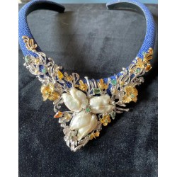 Collar Rígido con Perlas Barrocas y Gemas - Gargantilla Azul con Ornamentos Florales