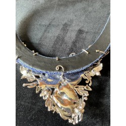 Collar Rígido con Perlas Barrocas y Gemas - Gargantilla Azul con Ornamentos Florales