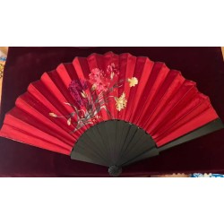 Abanico Pericón Rojo con Flores Bordadas - Varillaje Negro de Madera Ebanizada