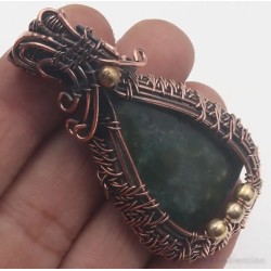 Colgante de Ágata de Musgo en Alambre de Cobre - Joya Artesanal con Detalles Dorados