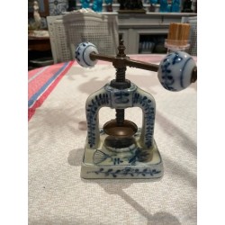 Prensa de Porcelana Vintage - Objeto Decorativo de Estilo Holandés