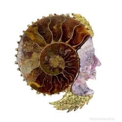 Colgante Exclusivo de Amonita Fósil con Perfil Tallado y Peridoto - Joya Artesanal