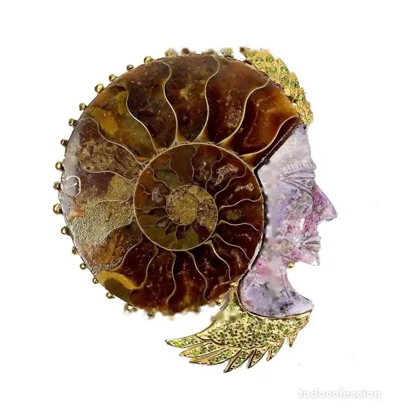 Colgante Exclusivo de Amonita Fósil con Perfil Tallado y Peridoto - Joya Artesanal