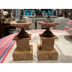 Pareja de Pedestales Vintage - Mármol Jaspeado con Remates de Bronce