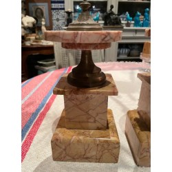 Pareja de Pedestales Vintage - Mármol Jaspeado con Remates de Bronce