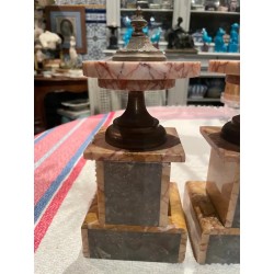 Pareja de Pedestales Vintage - Mármol Jaspeado con Remates de Bronce
