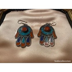 Pendientes Mano de Fátima en Plata Tibetana con Incrustaciones de Piedras Multicolor