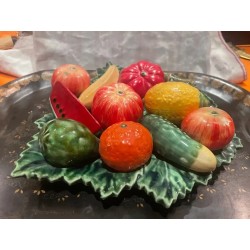 Centro de Mesa Vintage Portugués - Frutas de Cerámica sobre Hoja Decorativa