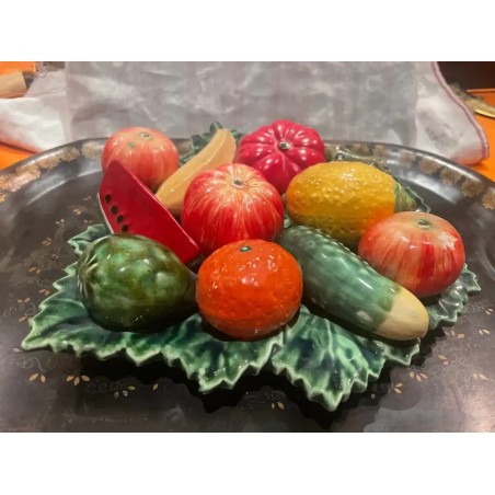 Centro de Mesa Vintage Portugués - Frutas de Cerámica sobre Hoja Decorativa
