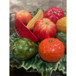 Centro de Mesa Vintage Portugués - Frutas de Cerámica sobre Hoja Decorativa