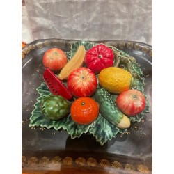 Centro de Mesa Vintage Portugués - Frutas de Cerámica sobre Hoja Decorativa
