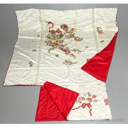 Antiguo cubrecama con cubre almohada, bordado y pintado, flores y medallón