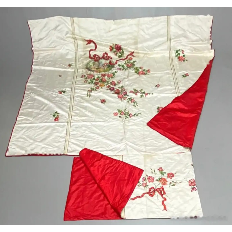 Antiguo cubrecama con cubre almohada, bordado y pintado, flores y medallón Antiguo cubrecama con cubre almohada, bordado y pintado, flores y medallón