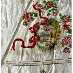 Antiguo cubrecama con cubre almohada, bordado y pintado, flores y medallón