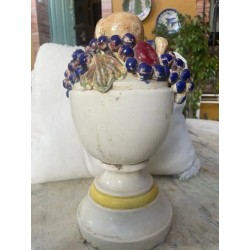 Jarrón Antiguo de Cerámica con Decoración de Racimo de Uvas en Relieve