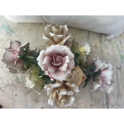 Composición Artística de Flores de Cerámica - Ramo Vintage con Rosas Delicadas