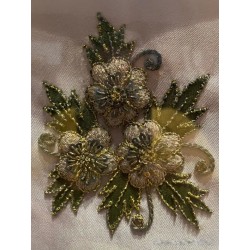 Bordado enmarcado floral en elegante marco dorado
