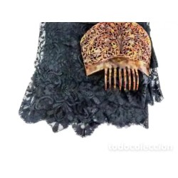 Mantilla y peineta del segundo tercio del S. XX, encaje negro y carey
