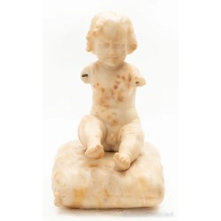Figura en mármol tallado representando niño sentado en cojín - Pp. S. XX