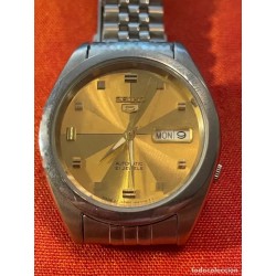 Reloj automático Seiko 5 con esfera dorada y calendario - Hecho en Japón