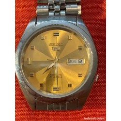 Reloj automático Seiko 5 con esfera dorada y calendario - Hecho en Japón