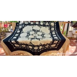 Mantón de Manila bordado en seda negra con detalles en crema - Elegante y sofisticado