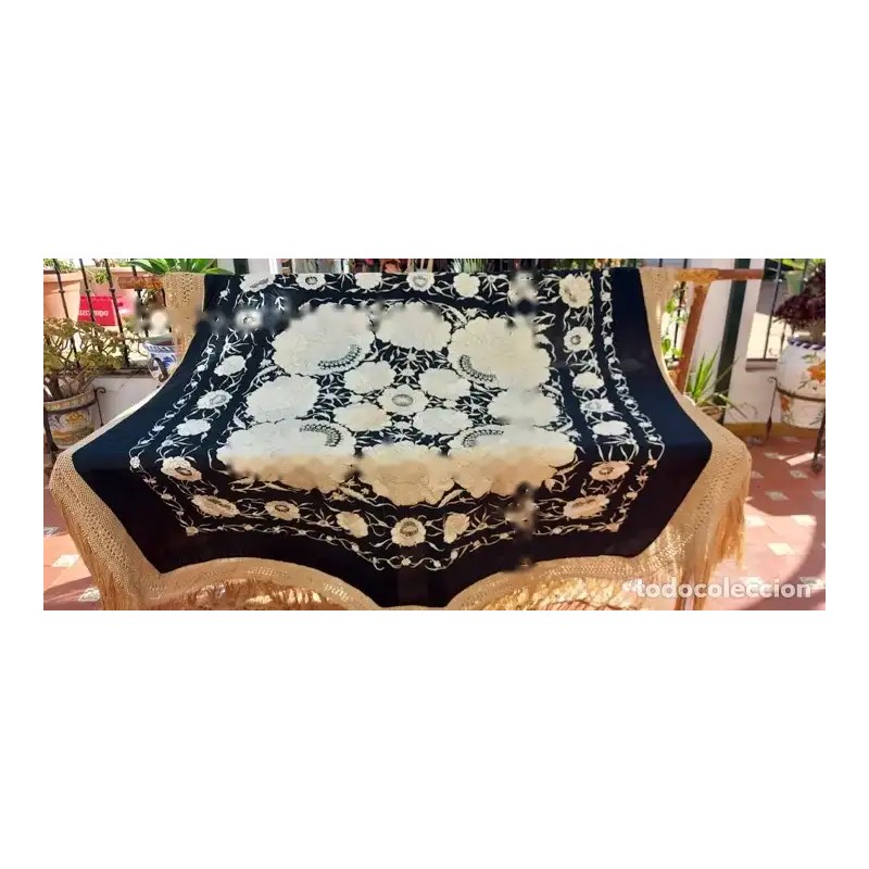 Mantón de Manila bordado en seda negra con detalles en crema - Elegante y sofisticado Mantón de Manila bordado en seda negra con detalles en crema - Elegante y sofisticado