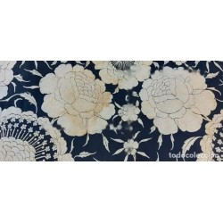 Mantón de Manila bordado en seda negra con detalles en crema - Elegante y sofisticado