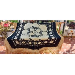 Mantón de Manila bordado en seda negra con detalles en crema - Elegante y sofisticado