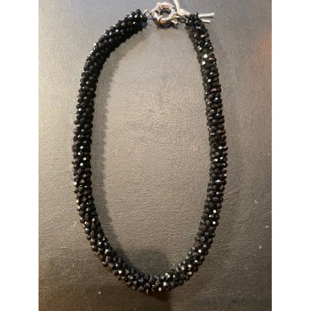 Collar de ónix facetado con brillo y elegante cierre