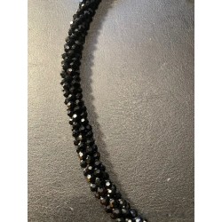 Collar de ónix facetado con brillo y elegante cierre