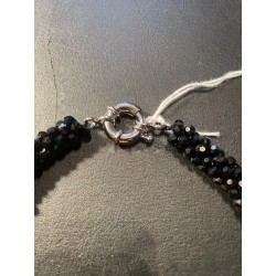 Collar de ónix facetado con brillo y elegante cierre