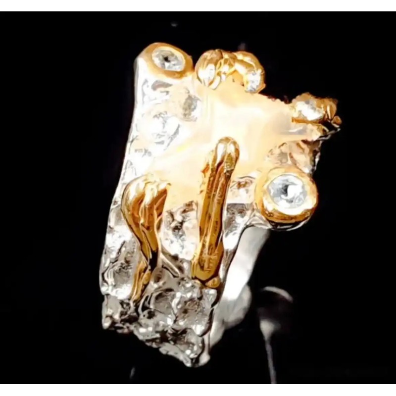 Anillo de plata con ópalo natural, pieza única de maestro joyero Anillo de plata con ópalo natural, pieza única de maestro joyero