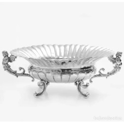 Centro en plata con decoración de gallones y asas en forma de ángeles