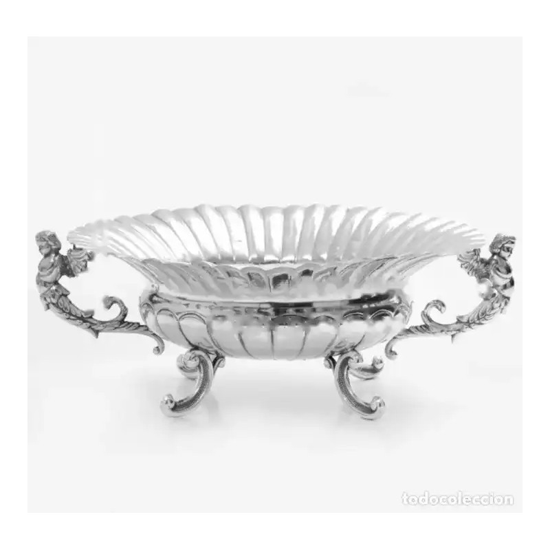 Centro en plata con decoración de gallones y asas en forma de ángeles Centro en plata con decoración de gallones y asas en forma de ángeles