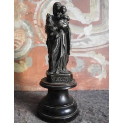 Figura de bronce de San José con el niño sobre peana de madera