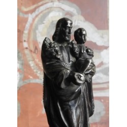 Figura de bronce de San José con el niño sobre peana de madera