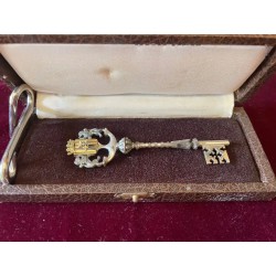 Llave de plata en estuche con el escudo de la ciudad de Lérida, detalle de lujo