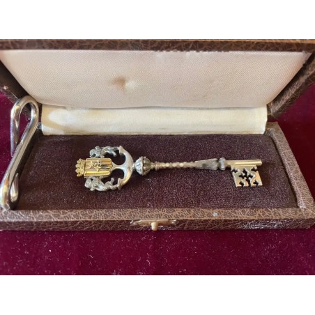 Llave de plata en estuche con el escudo de la ciudad de Lérida, detalle de lujo