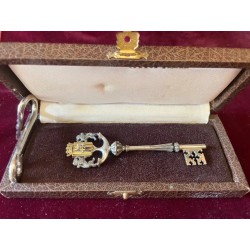 Llave de plata en estuche con el escudo de la ciudad de Lérida, detalle de lujo