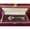 Llave de plata en estuche con el escudo de la ciudad de Lérida, detalle de lujo