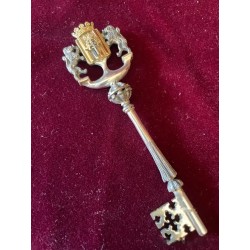 Llave de plata en estuche con el escudo de la ciudad de Lérida, detalle de lujo
