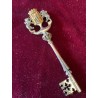Llave de plata en estuche con el escudo de la ciudad de Lérida, detalle de lujo