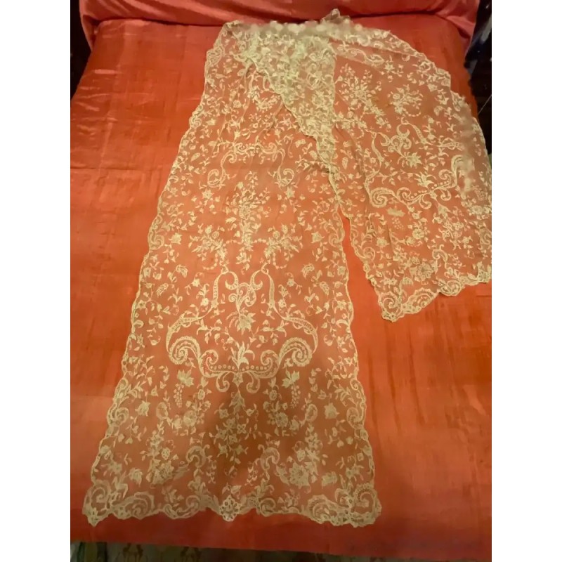 Mantilla chal de Bruselas, color crema claro, encaje fino Mantilla chal de Bruselas, color crema claro, encaje fino