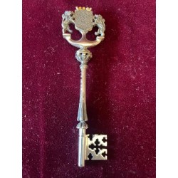 Llave de plata en estuche con el escudo de la ciudad de Lérida, detalle de lujo